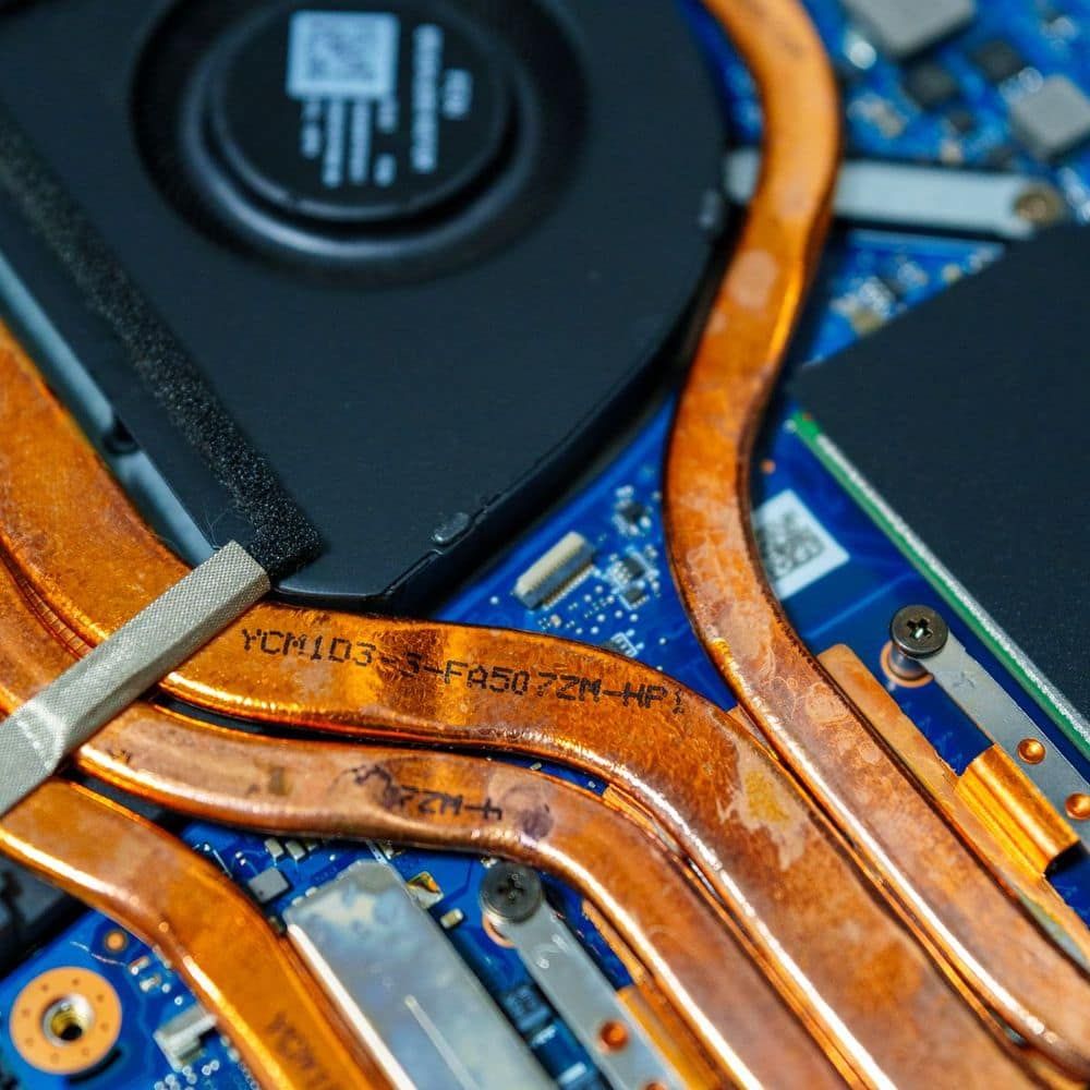 Ống đồng tản nhiệt và quạt laptop sau khi được vệ sinh sạch bụi