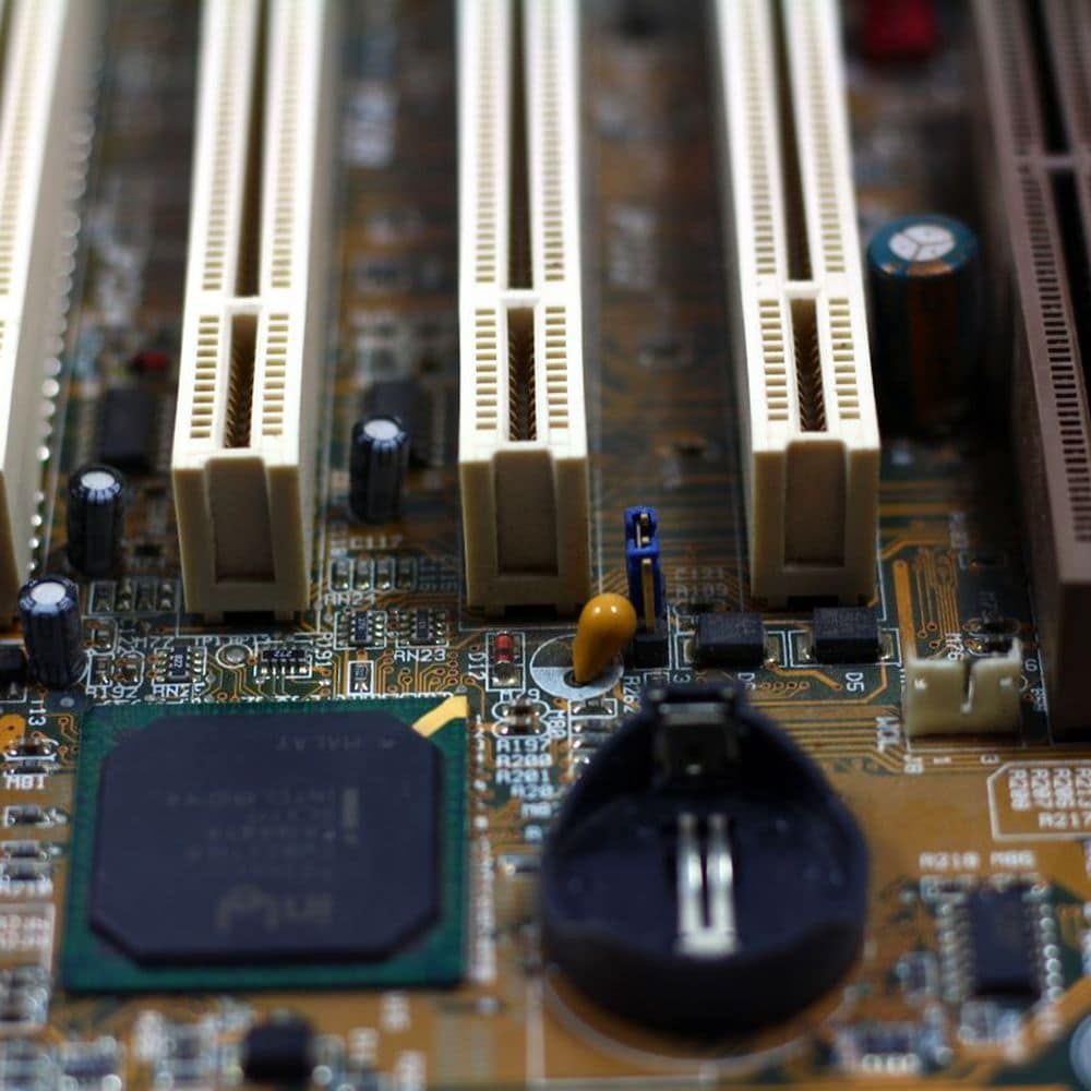 Mainboard máy tính với khe cắm mở rộng và pin CMOS, vị trí xả CMOS khi máy tính không lên màn hình