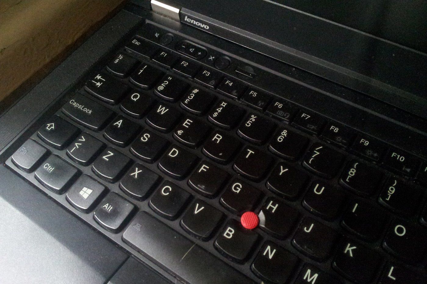 Bàn phím laptop với phím Fn ở góc trái và hàng phím F1 đến F10 kiêm phím chức năng