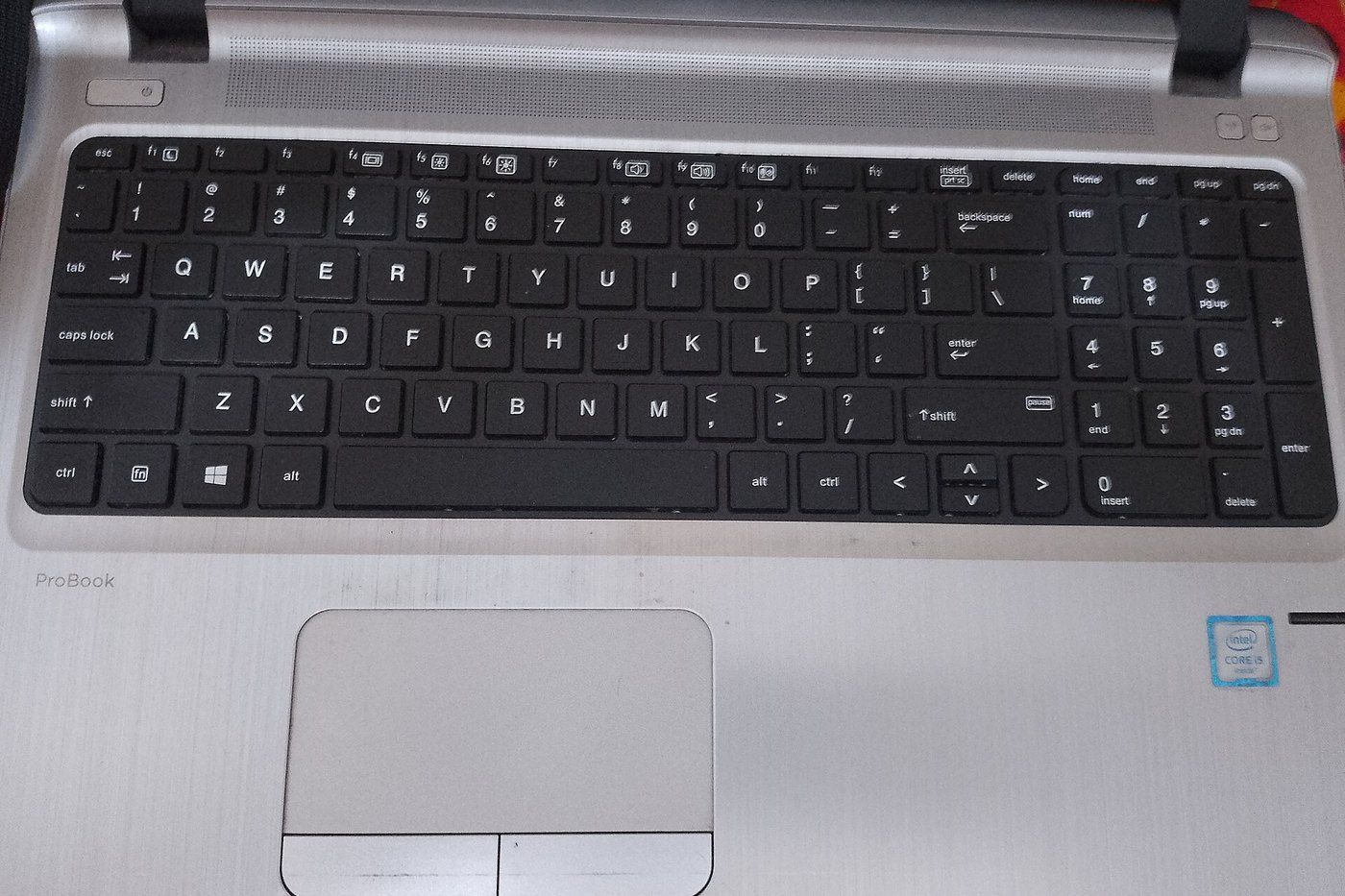 Bàn phím và touchpad laptop cũ cần thử từng phím, click và cuộn trước khi mua