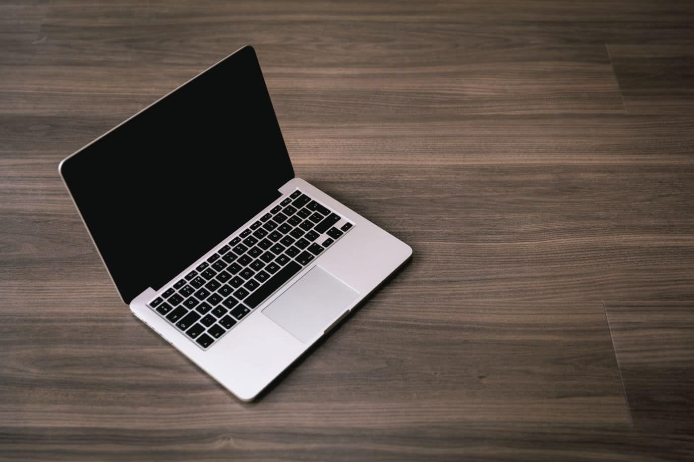 Macbook trên bàn làm việc, kỹ thuật viên sửa Macbook tận nơi tại nhà hoặc văn phòng