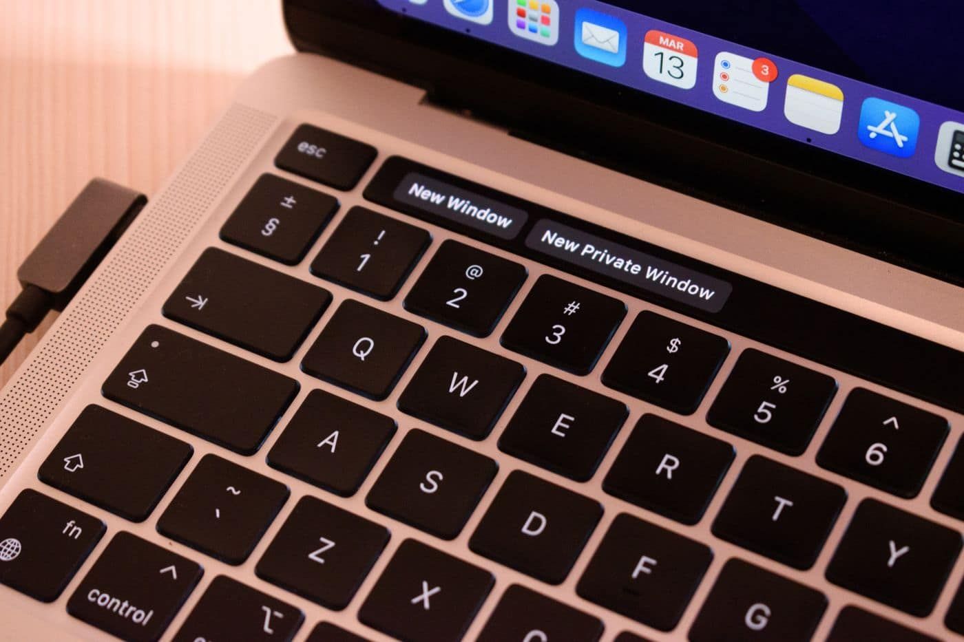 Cận cảnh bàn phím Macbook, nơi chất lỏng dễ ngấm xuống bo mạch khi Macbook vào nước