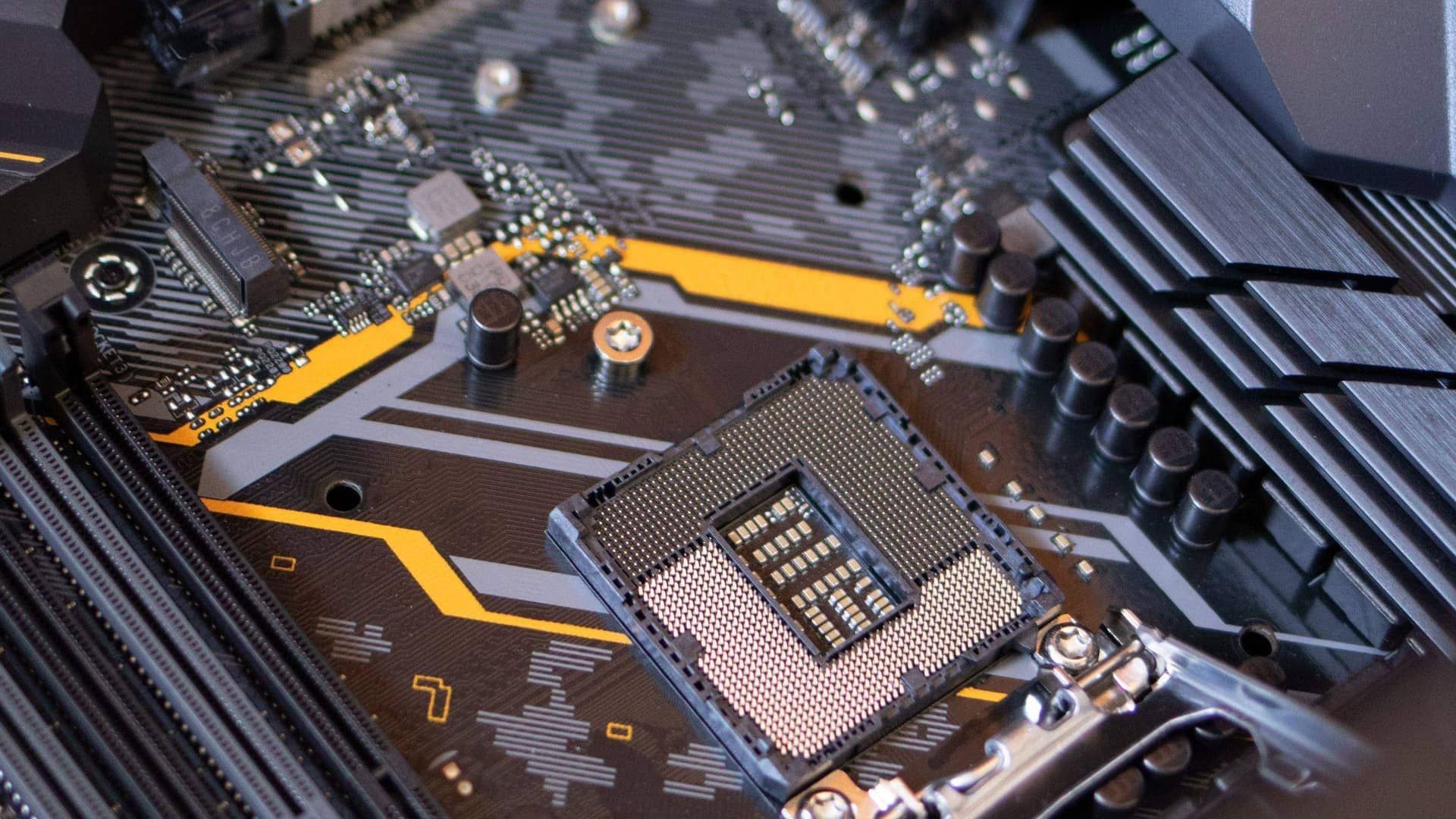 Bo mạch chủ máy tính với socket CPU, nơi chứa chip TPM và cài đặt Secure Boot trong BIOS