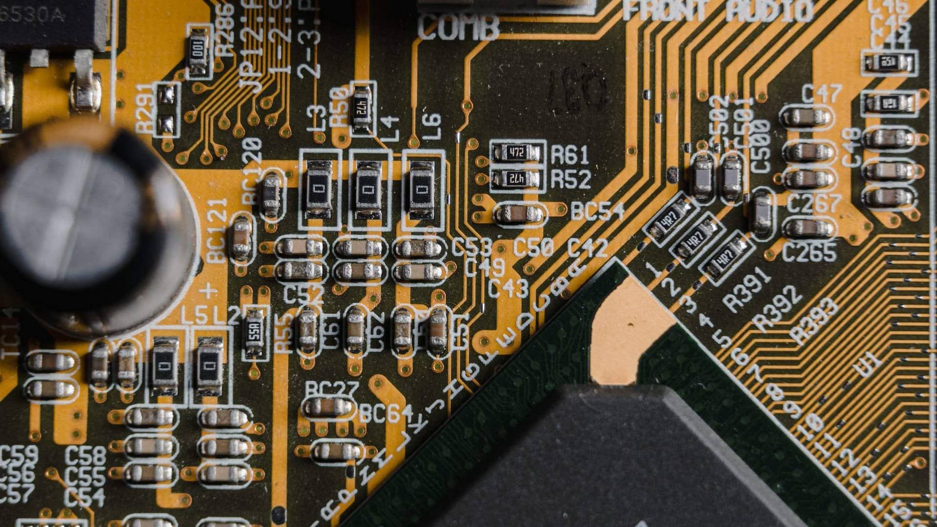 Cận cảnh bo mạch có tụ điện và linh kiện của mạch sạc laptop