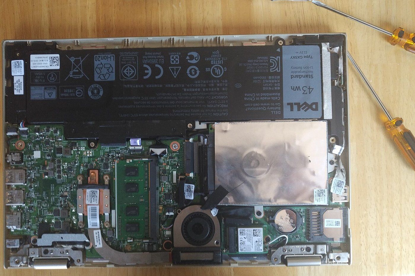 Bên trong laptop khi tháo nắp lưng, card wifi M.2 nhỏ nằm cạnh quạt tản nhiệt với dây anten nối vào