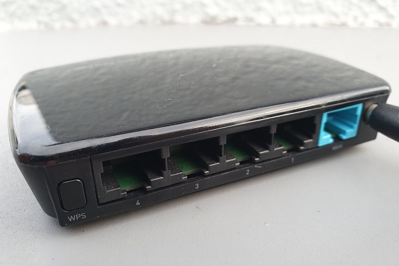 Mặt sau router wifi với cổng WAN, các cổng LAN và nút WPS