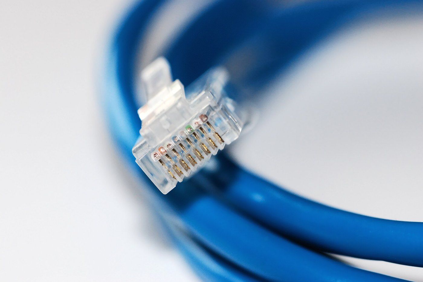 Dây mạng LAN đầu RJ45 dùng để thử kết nối có dây khi laptop không bắt được wifi