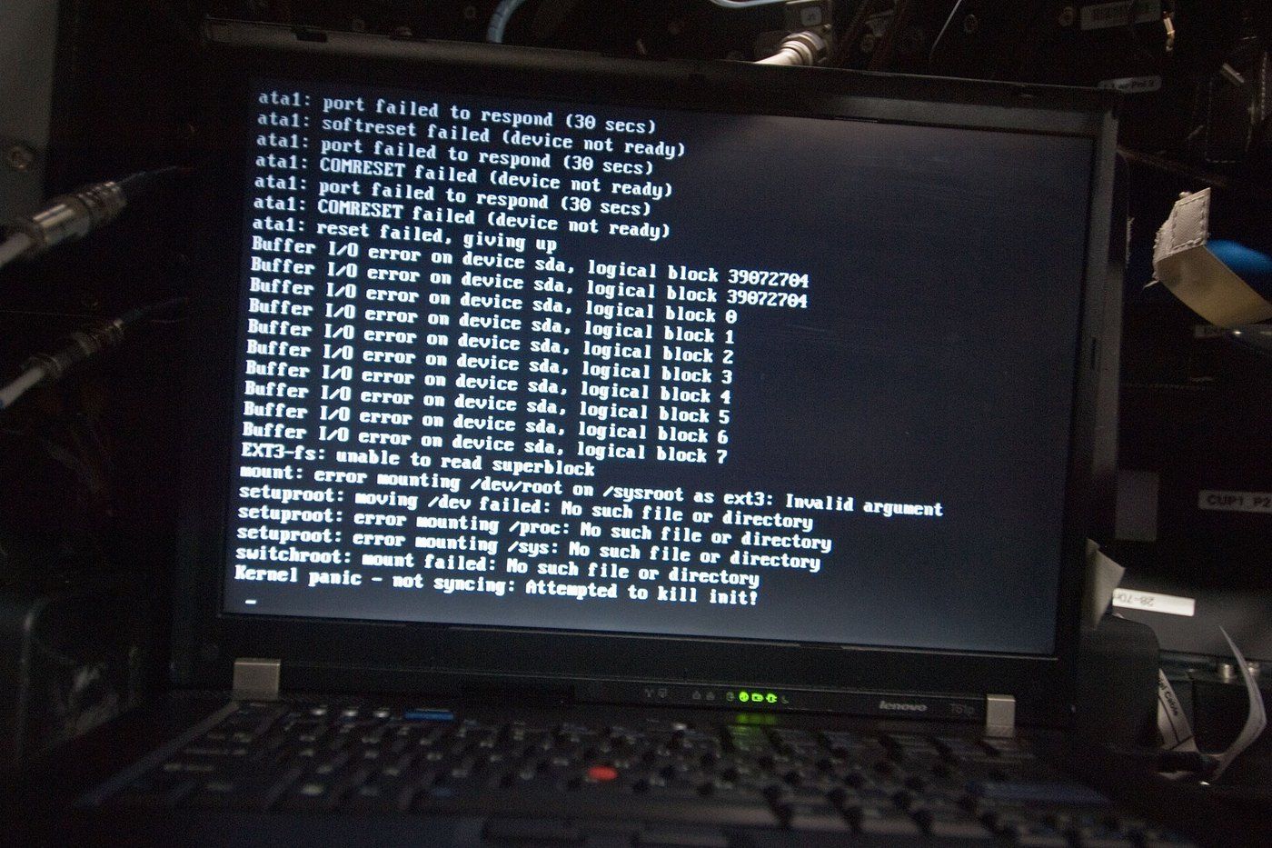 Màn hình laptop báo lỗi đọc ổ cứng, dấu hiệu ổ hỏng khi kiểm tra máy cũ
