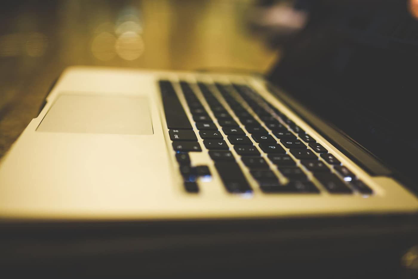 Kỹ thuật viên kiểm tra Macbook trước khi cài lại macOS