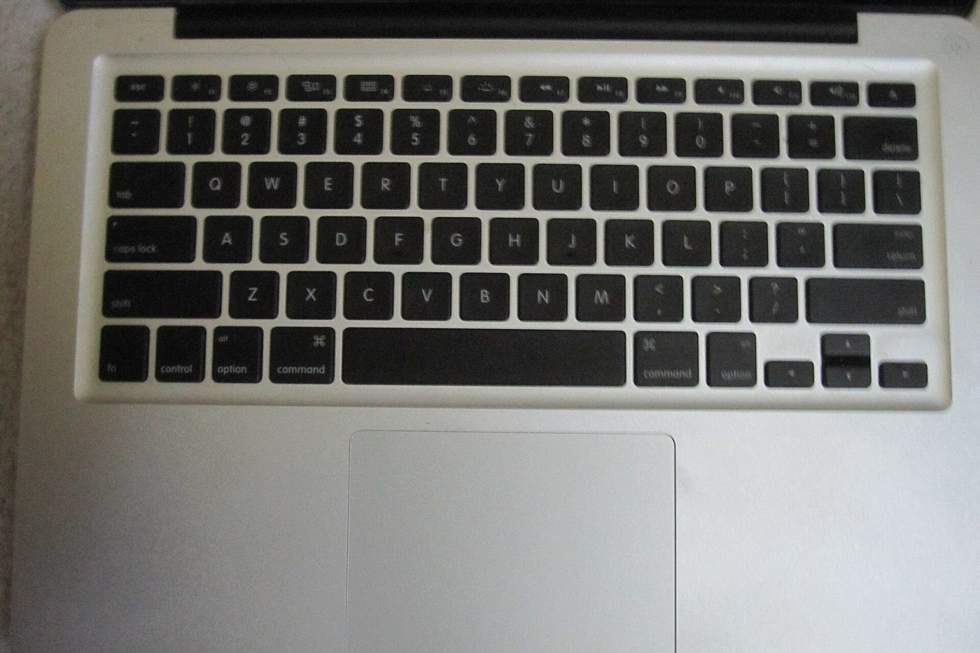 Bàn phím và bàn di chuột của Macbook Pro đời Intel cũ, dòng máy dễ nóng và chạy chậm sau nhiều năm