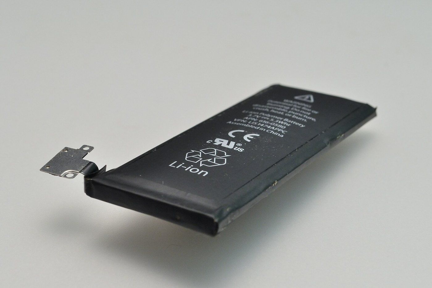 Pin lithium-ion đã chai sau nhiều chu kỳ sạc, linh kiện hao mòn của laptop cũ