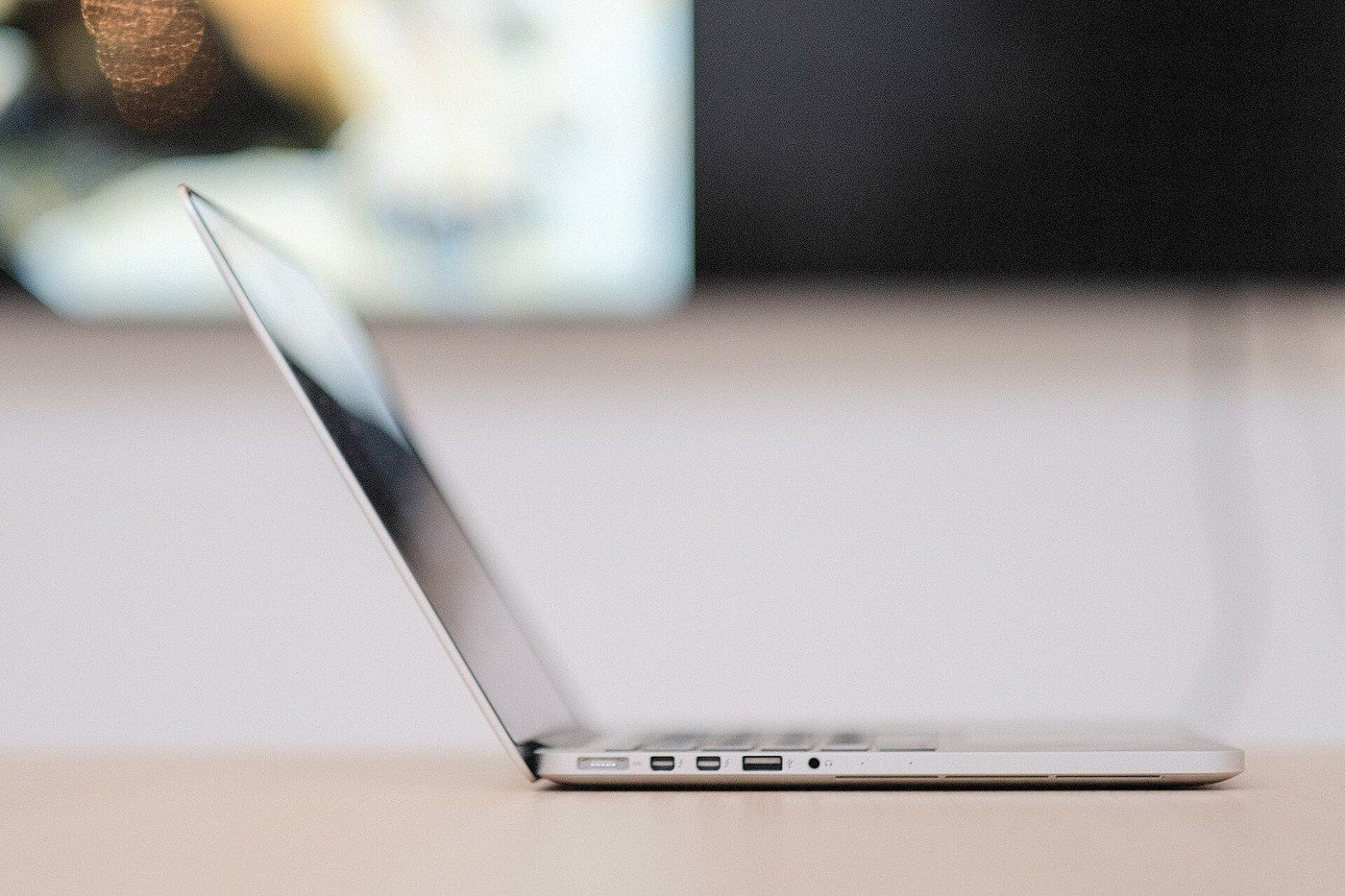 Macbook nhìn nghiêng với các cổng kết nối, nơi cắm ổ cứng ngoài để sao lưu bằng Time Machine