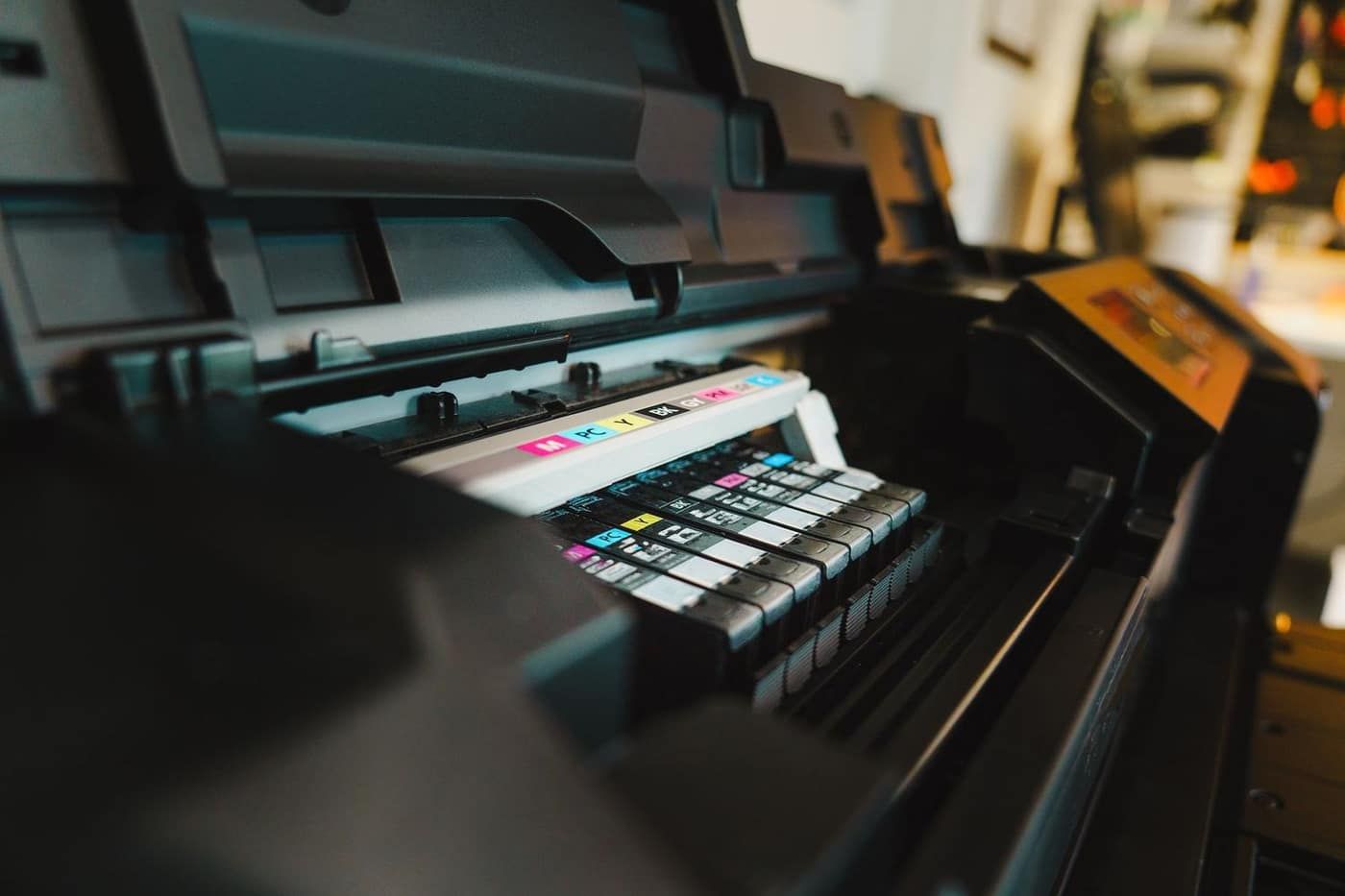 Các hộp mực màu CMYK lắp trong máy in phun
