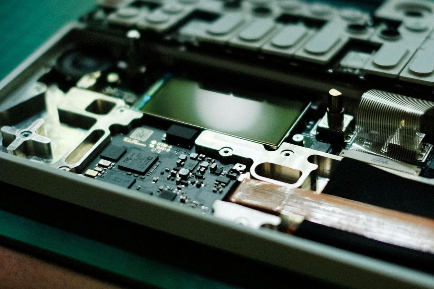 Bên trong laptop khi tháo nắp lưng, kỹ thuật viên kiểm tra linh kiện trước khi báo giá
