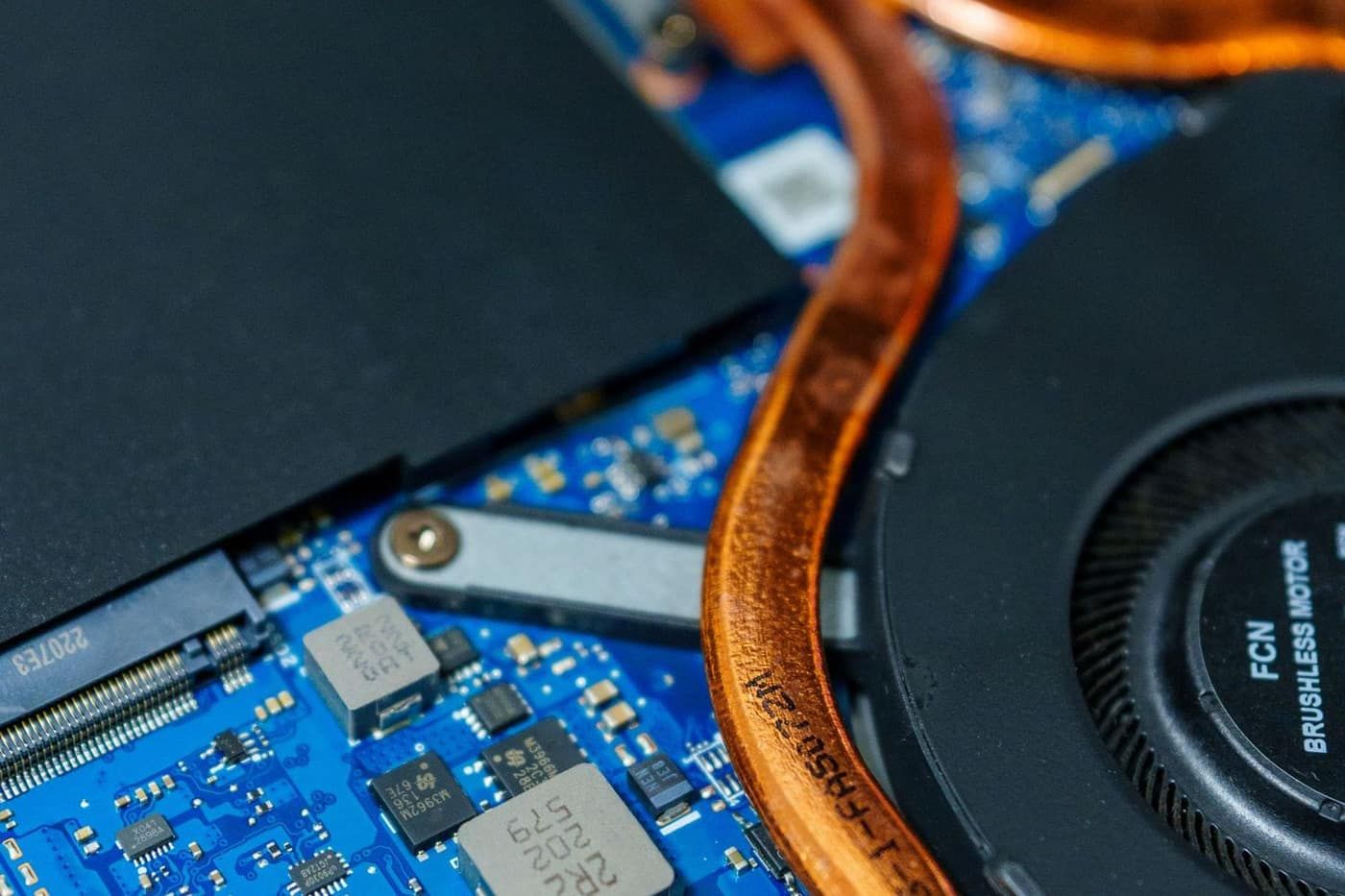Quạt và ống đồng tản nhiệt bên trong laptop cần vệ sinh định kỳ