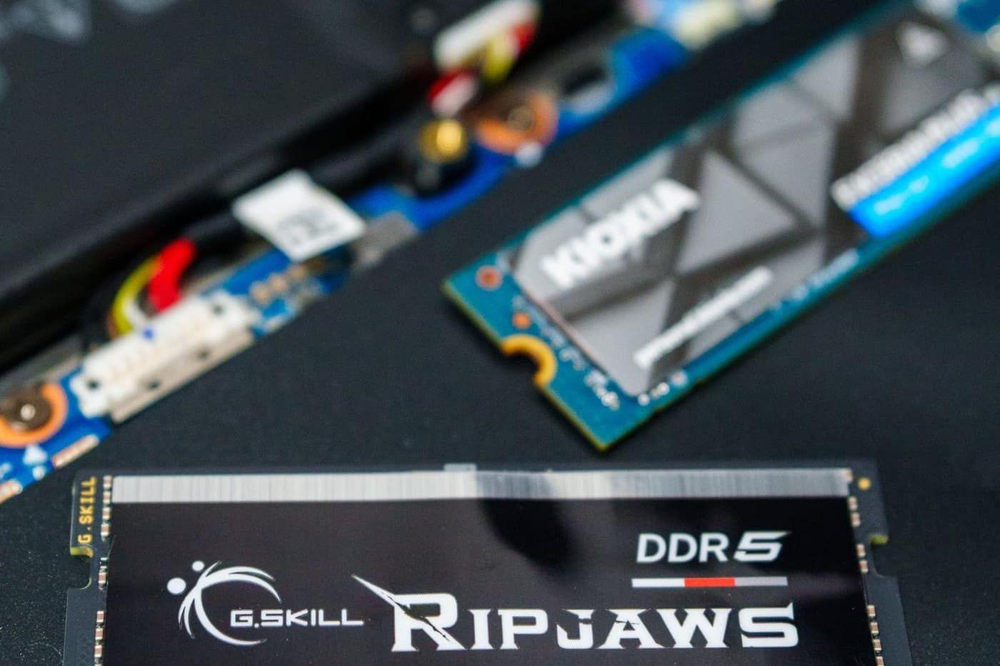 Thanh RAM laptop gắn trên bo mạch, nâng cấp RAM laptop cùng lúc với SSD