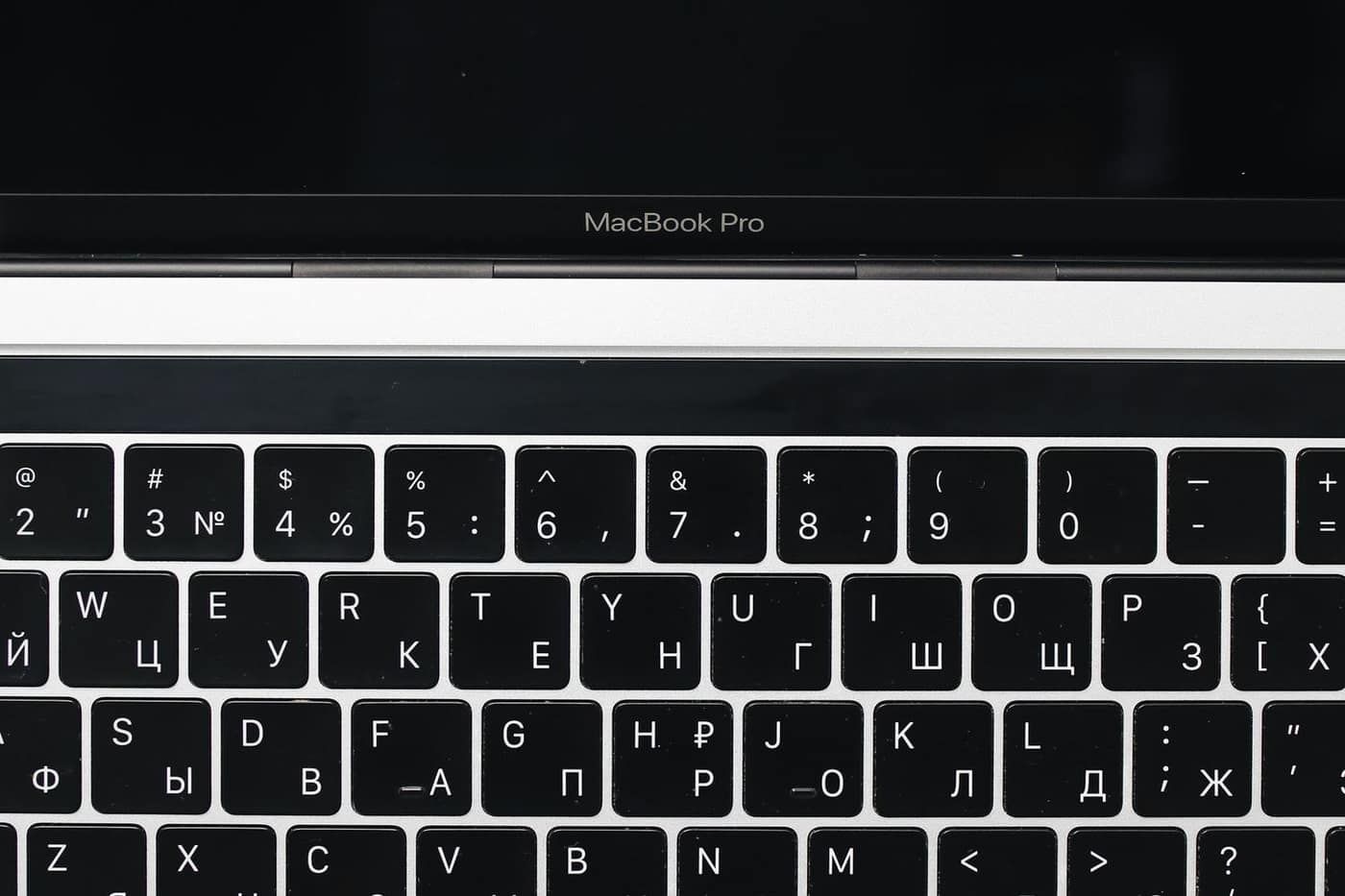 Bàn phím và trackpad Macbook Pro sạch sẽ, khu vực cần tránh để đồ uống gần