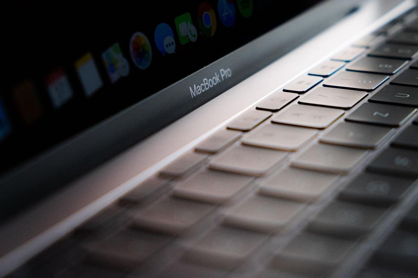 Bàn phím Macbook Pro nhìn nghiêng, hạng mục thay bàn phím Macbook từ 500.000đ