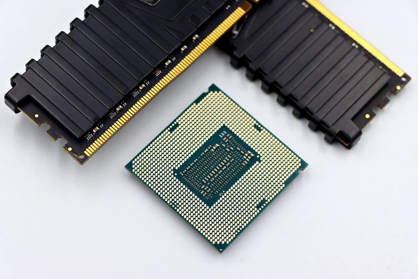CPU và thanh RAM máy tính để bàn trên mainboard