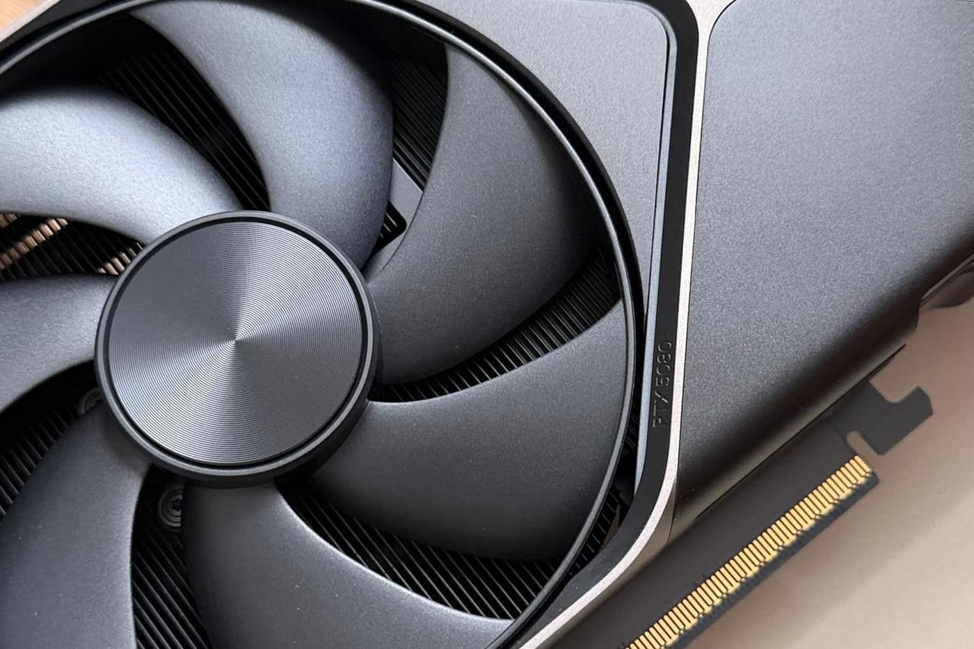 Card màn hình rời với quạt tản nhiệt trong PC gaming