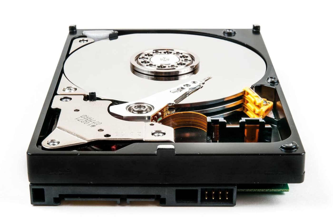 Ổ cứng HDD tháo nắp với đĩa từ và đầu đọc cơ học, nguyên nhân laptop cũ chạy chậm
