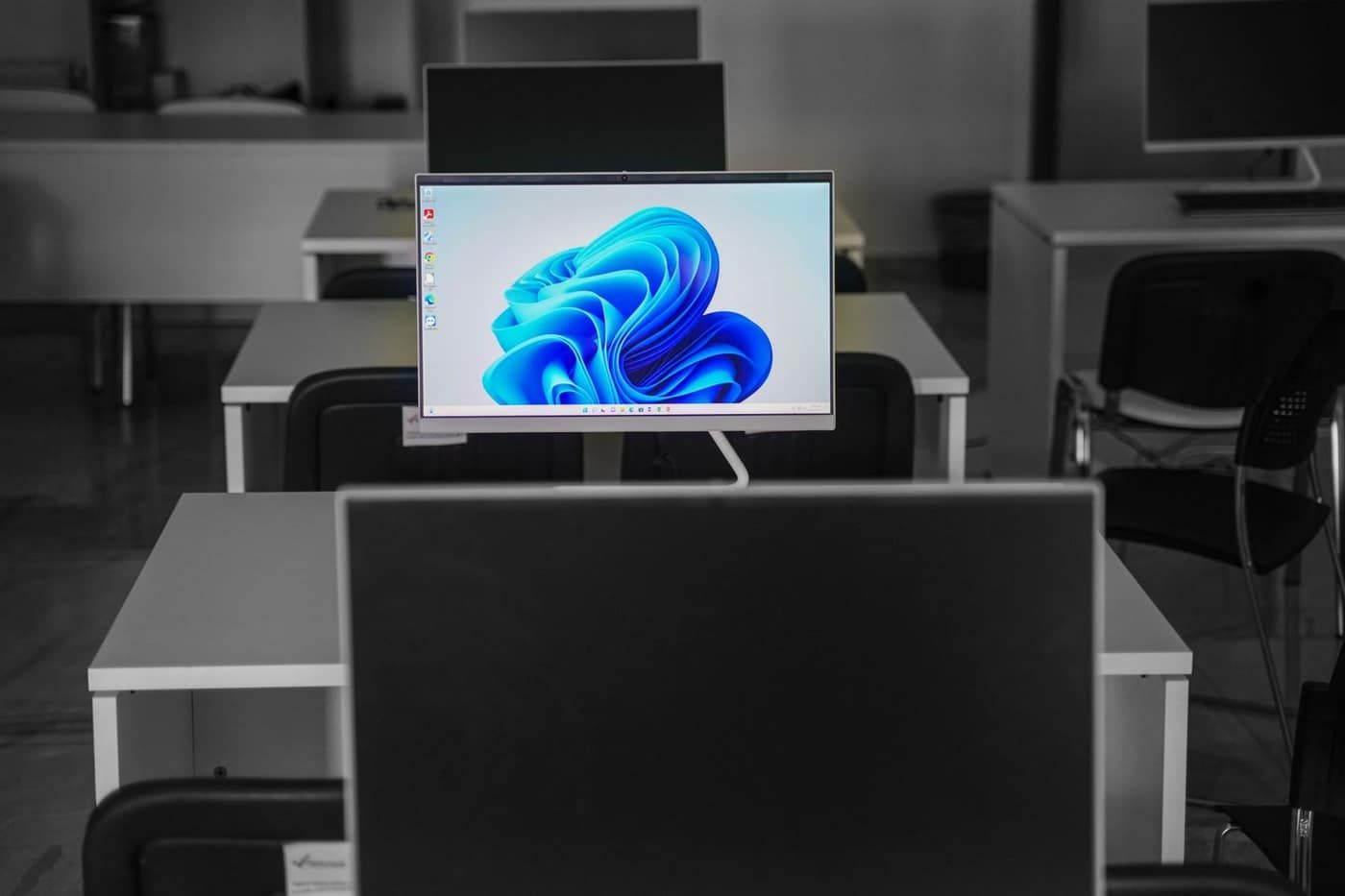 Máy tính văn phòng sau khi cài Windows 11 tại nhà