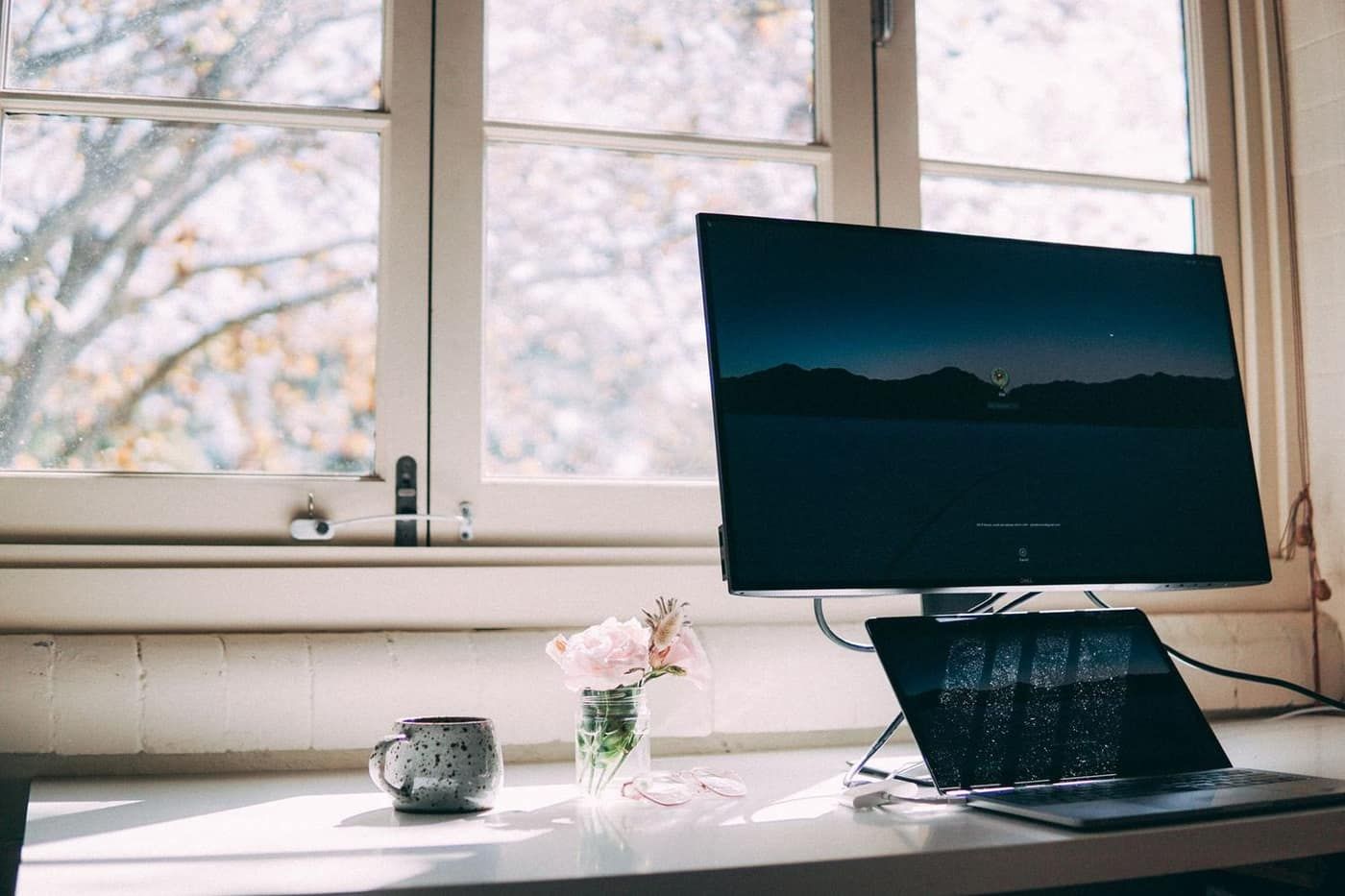 Máy tính để bàn còn chạy Windows 10 hết hỗ trợ đặt cạnh cửa sổ trong văn phòng
