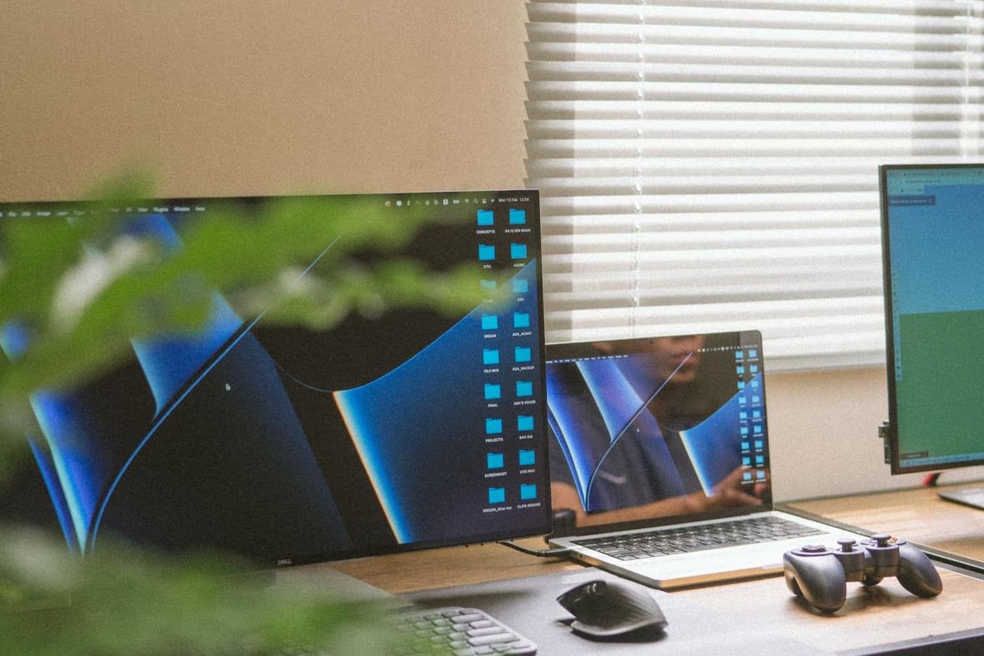 Góc làm việc với máy tính và laptop sau khi cài Win tại nhà